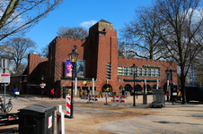 900114 Gezicht op het Louis Hartlooper Complex (Tolsteegbrug 1, voormalig Politiebureau Tolsteeg) te Utrecht.